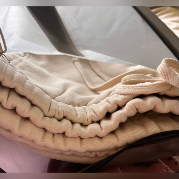 BNWT Men’s Fear of God Essentials Relaxed Sweatpant
Egg Shell XXL & XL - Picture 6 of 13